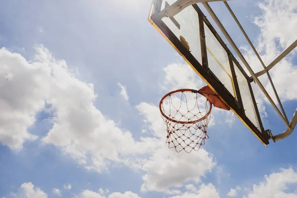 Backboard Μπάσκετ Και Εξωτερική Στεφάνη Μπάσκετ Ουρανό Και Σύννεφα — Φωτογραφία Αρχείου