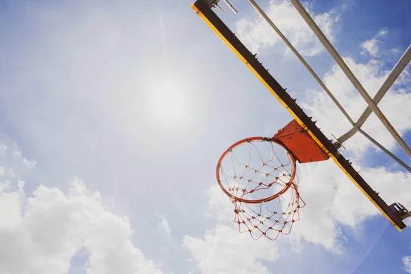 Backboard Μπάσκετ Και Εξωτερική Στεφάνη Μπάσκετ Ουρανό Και Σύννεφα — Φωτογραφία Αρχείου