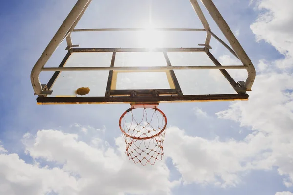 Basketball Backboard Und Outdoor Basketballkorb Mit Himmel Und Wolken — Stockfoto