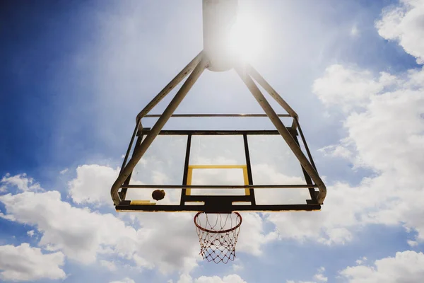 バスケットボールのバックボードと空と雲と屋外バスケットボールのフープ — ストック写真