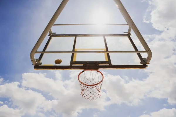 Basket Backboard Och Utomhus Basket Båge Med Himmel Och Moln — Stockfoto