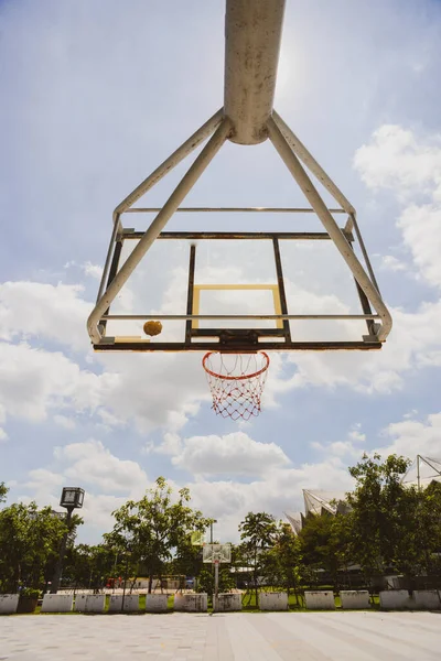 Баскетбольний Баскетбольний Кільце Небом Хмарами — стокове фото