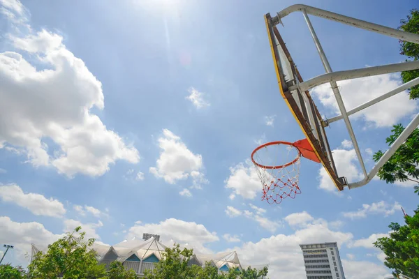 Basketbol Basketbol Gökyüzü Bulutlar — Stok fotoğraf