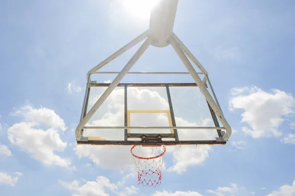 篮球背板和户外篮球篮筐 天上有云 — 图库照片