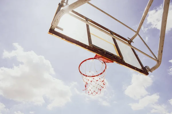 バスケットボールのバックボードと空と雲と屋外バスケットボールのフープ — ストック写真