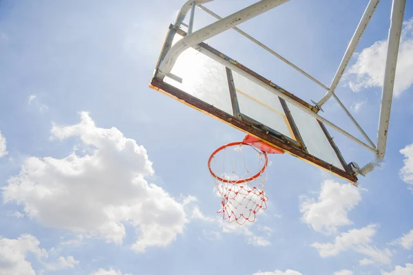 Баскетбольные Носилки Баскетбольное Кольцо Открытом Воздухе Небом Облаками — стоковое фото