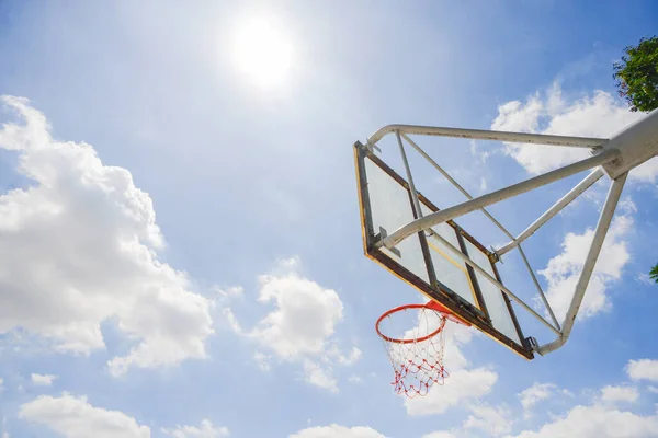 Basket Backboard Basket All Aperto Cerchio Con Cielo Nuvole — Foto Stock