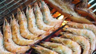 Kömür ızgarasındaki karideslerin yakın fotoğrafını çek.