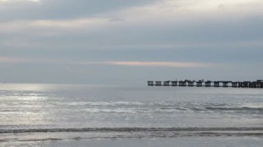 Akşamları deniz ve sahil manzarası kumlu kumsal
