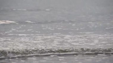 Akşamları deniz ve sahil manzarası kumlu kumsal