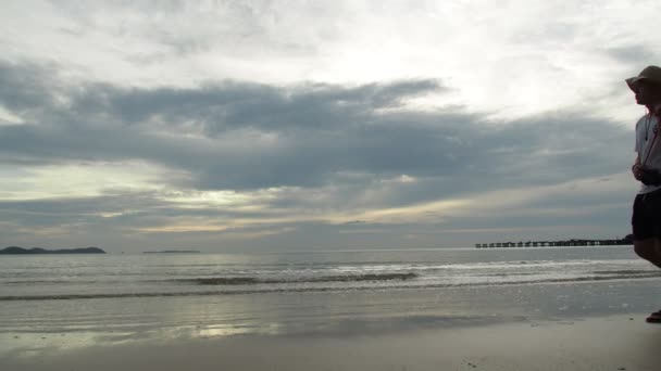 海とビーチの景色夕方の砂浜 — ストック動画