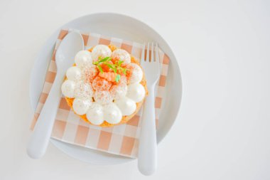 İştah açıcı fırın ya da beyaz kaidede pasta. kahve ve rahatlama konsepti