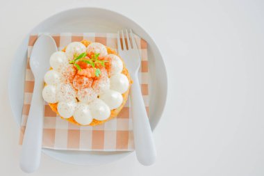 İştah açıcı fırın ya da beyaz kaidede pasta. kahve ve rahatlama konsepti