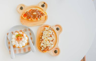 İştah açıcı fırın ya da beyaz kaidede pasta. kahve ve rahatlama konsepti