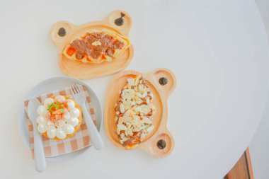 İştah açıcı fırın ya da beyaz kaidede pasta. kahve ve rahatlama konsepti