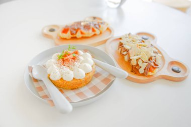 İştah açıcı fırın ya da beyaz kaidede pasta. kahve ve rahatlama konsepti