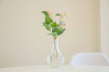 Beyaz bir masada güzel çiçekler. kahve ve rahatlama konsepti