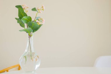 Beyaz bir masada güzel çiçekler. kahve ve rahatlama konsepti