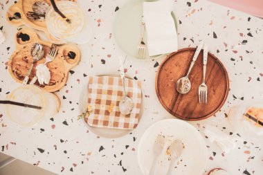 Yemekten sonra bir tabak yemek. Yemekten sonra dağınık yemek masası