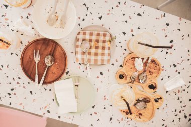 Yemekten sonra bir tabak yemek. Yemekten sonra dağınık yemek masası