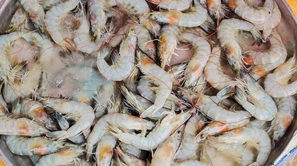 調理のための新鮮な市場で新鮮な魚介類 新鮮なエビ — ストック写真