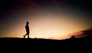 Akşamları koşan adamların siluetleri. sağlık hizmeti kavramı