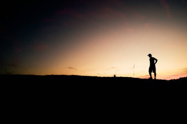 Akşamları koşan adamların siluetleri. sağlık hizmeti kavramı