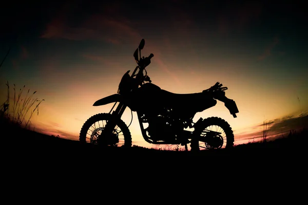 Touristen Motorrad Motocross Silhouette Park Auf Dem Berg Abend Abenteuerreisekonzept — Stockfoto