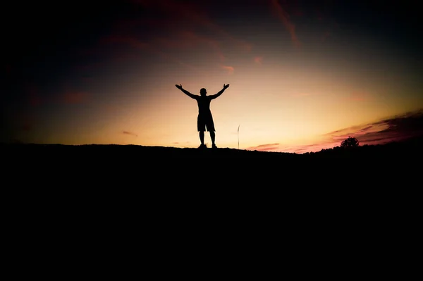 Σιλουέτα Ενός Άντρα Στέκεται Χέρια Ψηλά Στην Ευτυχία — Φωτογραφία Αρχείου