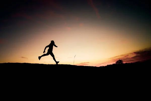 夕方には男性のシルエットジョギング ヘルスケアの概念 — ストック写真