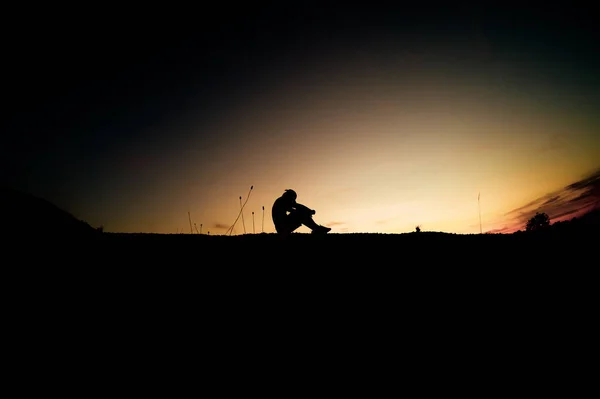 男のシルエットは絶望の中で孤独を感じ 失業していく 絶望的で失業した概念 — ストック写真