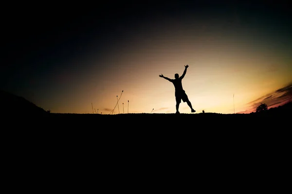 Silueta Hombre Está Pie Con Las Manos Alto Felicidad — Foto de Stock