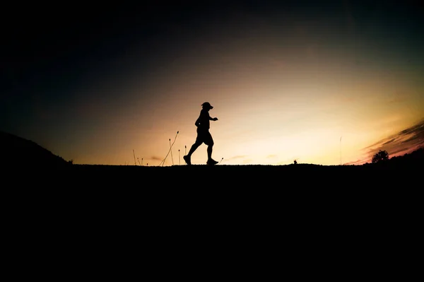 晚上慢跑的男人的轮廓 保健概念 — 图库照片