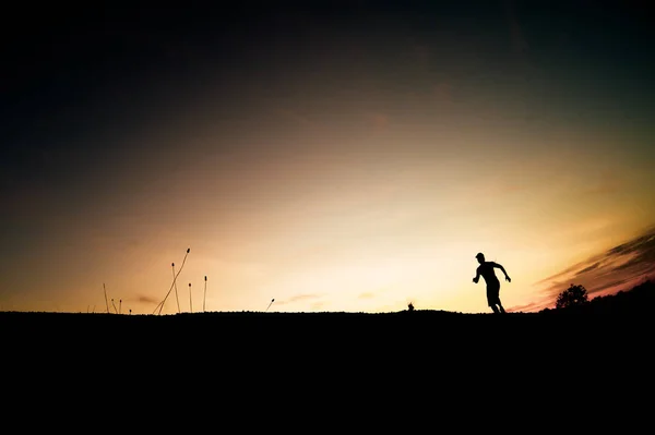 晚上慢跑的男人的轮廓 保健概念 — 图库照片