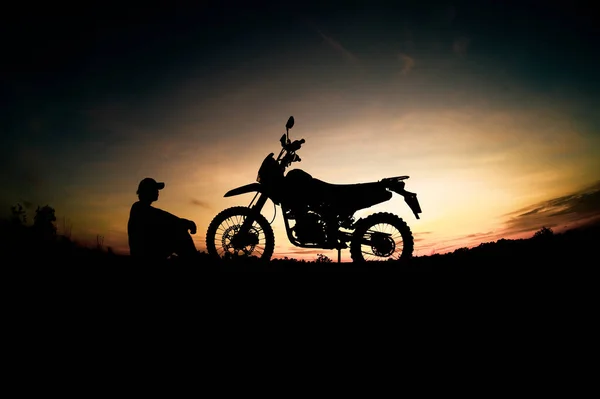 Ανδρικές Σιλουέτες Και Περιοδεύοντα Ποδήλατα Motocross Πάρκο Για Χαλαρώσετε Στα — Φωτογραφία Αρχείου