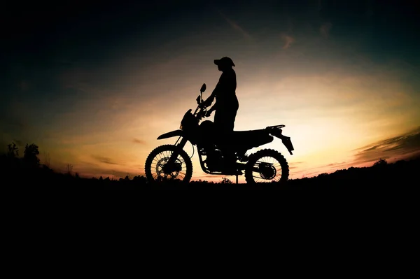Ανδρικές Σιλουέτες Και Περιοδεύοντα Ποδήλατα Motocross Πάρκο Για Χαλαρώσετε Στα — Φωτογραφία Αρχείου