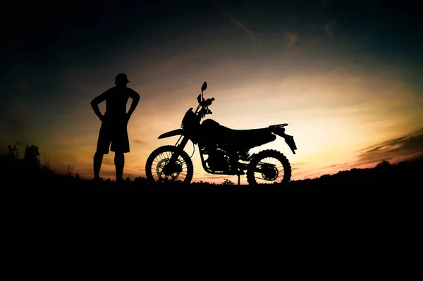 男性用シルエットやツーリング用モトクロスバイク 公園の夜には山の中でリラックスしてください 冒険旅行とレジャーのコンセプト — ストック写真
