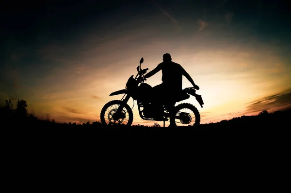 Mannen Silhouetten Touring Motorcross Fietsen Park Ontspannen Bergen Avond Avontuur — Stockfoto