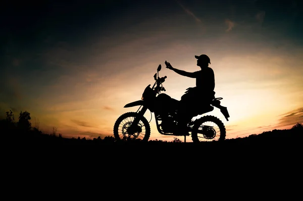 Silhouette Man Utiliza Teléfono Móvil Zona Rural Hermosa Noche Luz — Foto de Stock