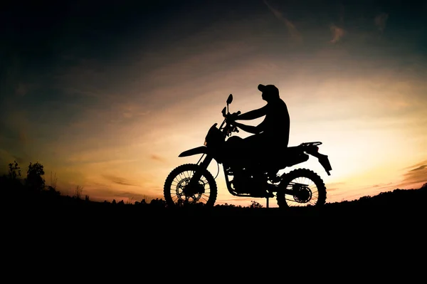 Erkek Silueti Motosiklet Turu Akşamları Rahatlamak Için Dağlara Park — Stok fotoğraf