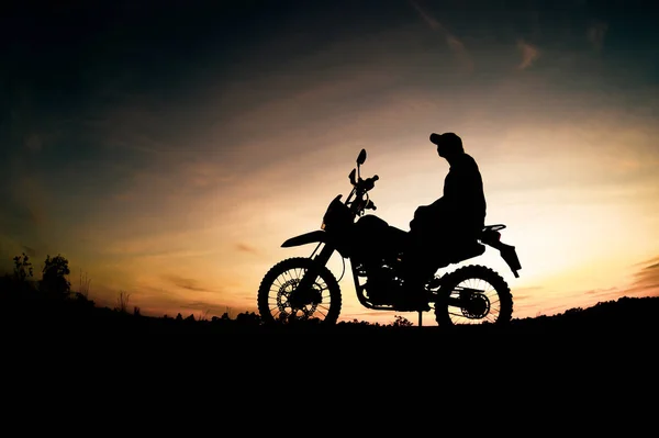 Ανδρική Σιλουέτα Και Περιοδεύοντα Motocross Ποδήλατα Πάρκο Για Χαλαρώσετε Στα — Φωτογραφία Αρχείου
