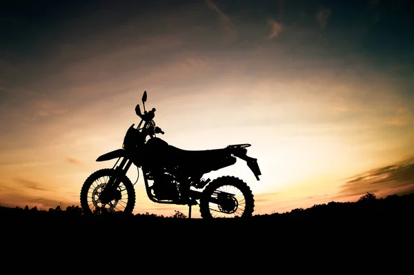 Turista Motorkerékpár Motocross Sziluett Park Hegyen Este Kalandtúra Koncepciója — Stock Fotó