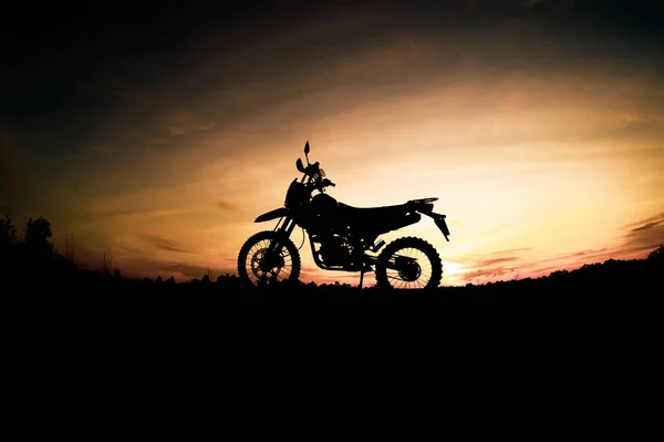 Motocicleta Turística Silhueta Motocross Parque Montanha Noite Conceito Viagem Aventura — Fotografia de Stock