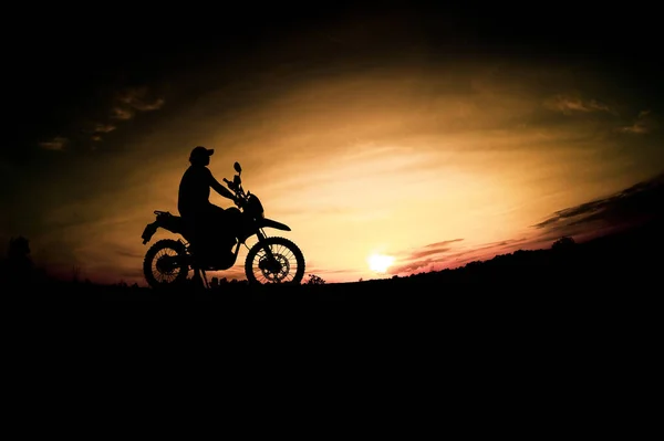 Silhouette Masculine Motocross Randonnée Parc Pour Détendre Dans Les Montagnes — Photo