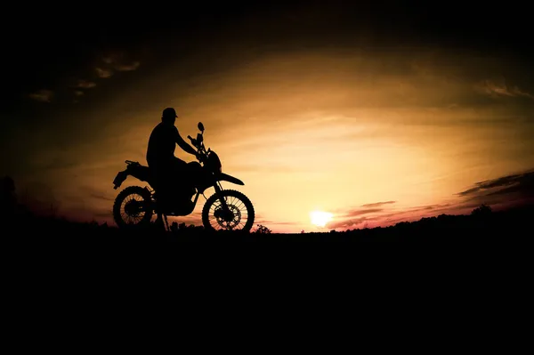 Ανδρική Σιλουέτα Και Περιοδεύοντα Motocross Ποδήλατα Πάρκο Για Χαλαρώσετε Στα — Φωτογραφία Αρχείου