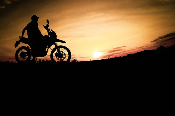 Männliche Silhouette Und Motocross Touren Park Zum Entspannen Den Bergen — Stockfoto