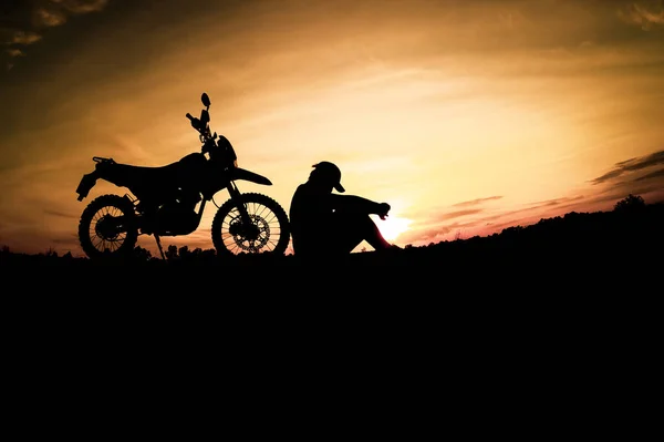 Силуэты Человека Путешествующего Мотоцикле Фоне Заката — стоковое фото