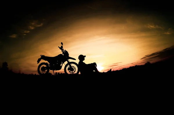 Silhuetas Homem Viajando Moto Pôr Sol Fundo — Fotografia de Stock