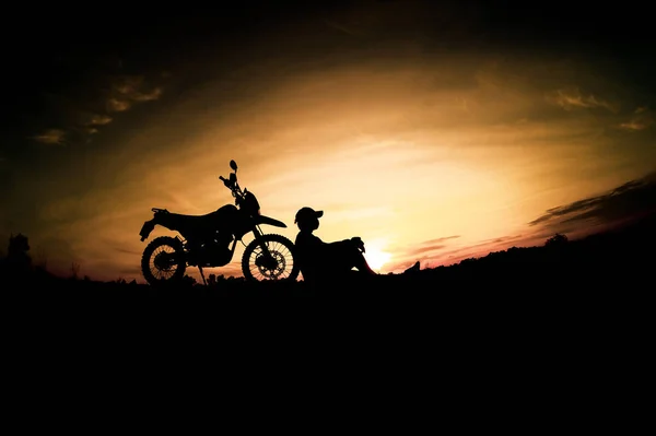 Silhouetten Van Mens Reizen Motor Zonsondergang Achtergrond — Stockfoto