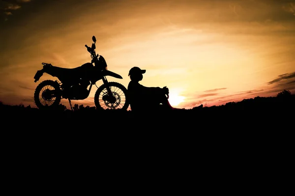 Siluetas Hombre Viajando Moto Sobre Fondo Atardecer — Foto de Stock